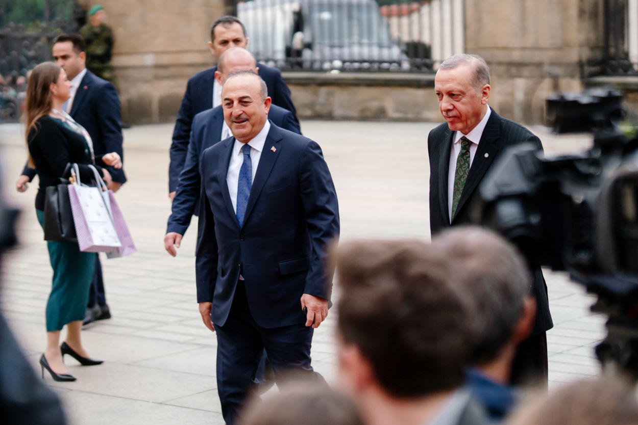 Times: Κανείς στην Πράγα δεν θέλει να κάτσει δίπλα στον “άξεστο” Ερντογάν
