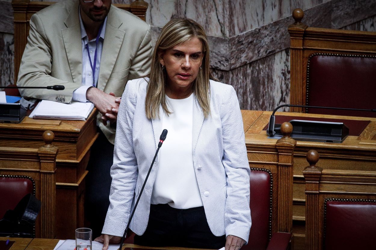 Ζωή Ράπτη: Επίθεση με τρικάκια στο πολιτικό γραφείο της υφυπουργού Υγείας