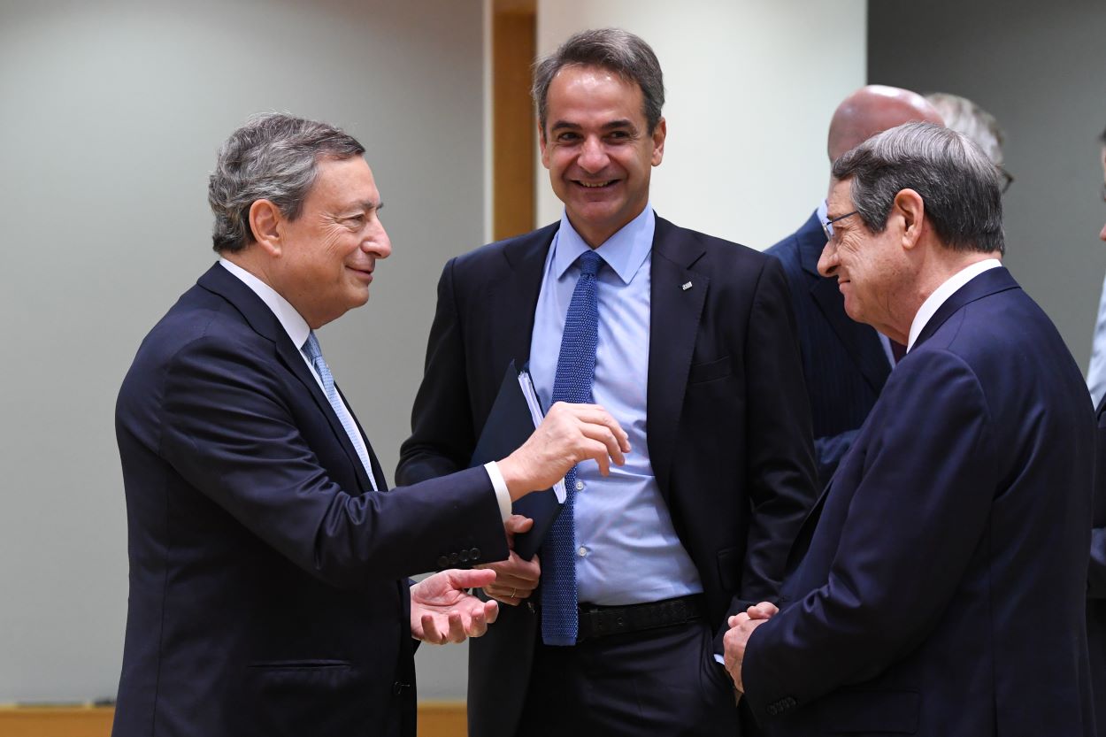 Ο Μητσοτάκης αποχαιρετά τον απερχόμενο Ιταλό πρωθυπουργό Ντράγκι