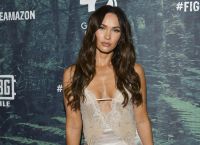H Megan Fox έγινε σαν την Kim Kardashian με τα νέα ξανθά μαλλιά της H Megan Fox έγινε σαν την Kim Kardashian με τα νέα ξανθά μαλλιά της