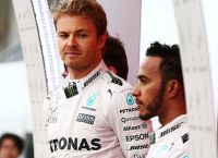 Formula 1: Σήκωσαν τα χέρια Hamilton-Rosberg μπροστά στις κάμερες -Του έβγαλε το καπέλο Formula 1: Σήκωσαν τα χέρια Hamilton-Rosberg μπροστά στις κάμερες -Του έβγαλε το καπέλο