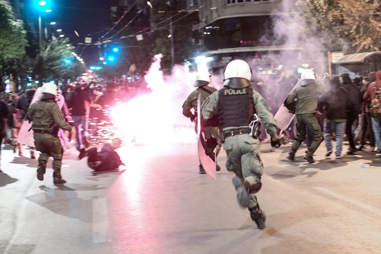 Επεισόδια στο κέντρο της Αθήνας: Πέτρες και μολότοφ στην πορεία προς το Α.Τ. Ομόνοιας