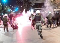 Επεισόδια στο κέντρο της Αθήνας: Πέτρες και μολότοφ στην πορεία προς το Α.Τ. Ομόνοιας