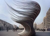 Flowing Free: Το εντυπωσιακό γλυπτό-σύμβολο για τις διαδηλώσεις των γυναικών στο Ιράν