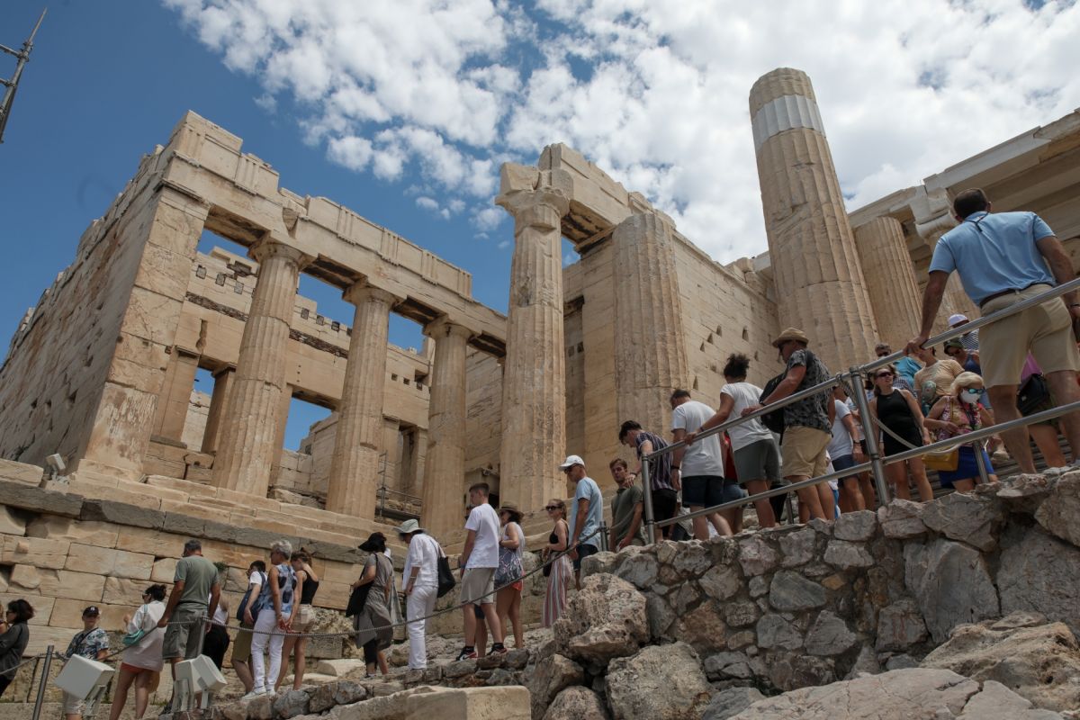 Ακρόπολη: Αυτοκτονία ο θάνατος της γυναίκας – Πήδηξε από τον λόφο του Αρείου Πάγου