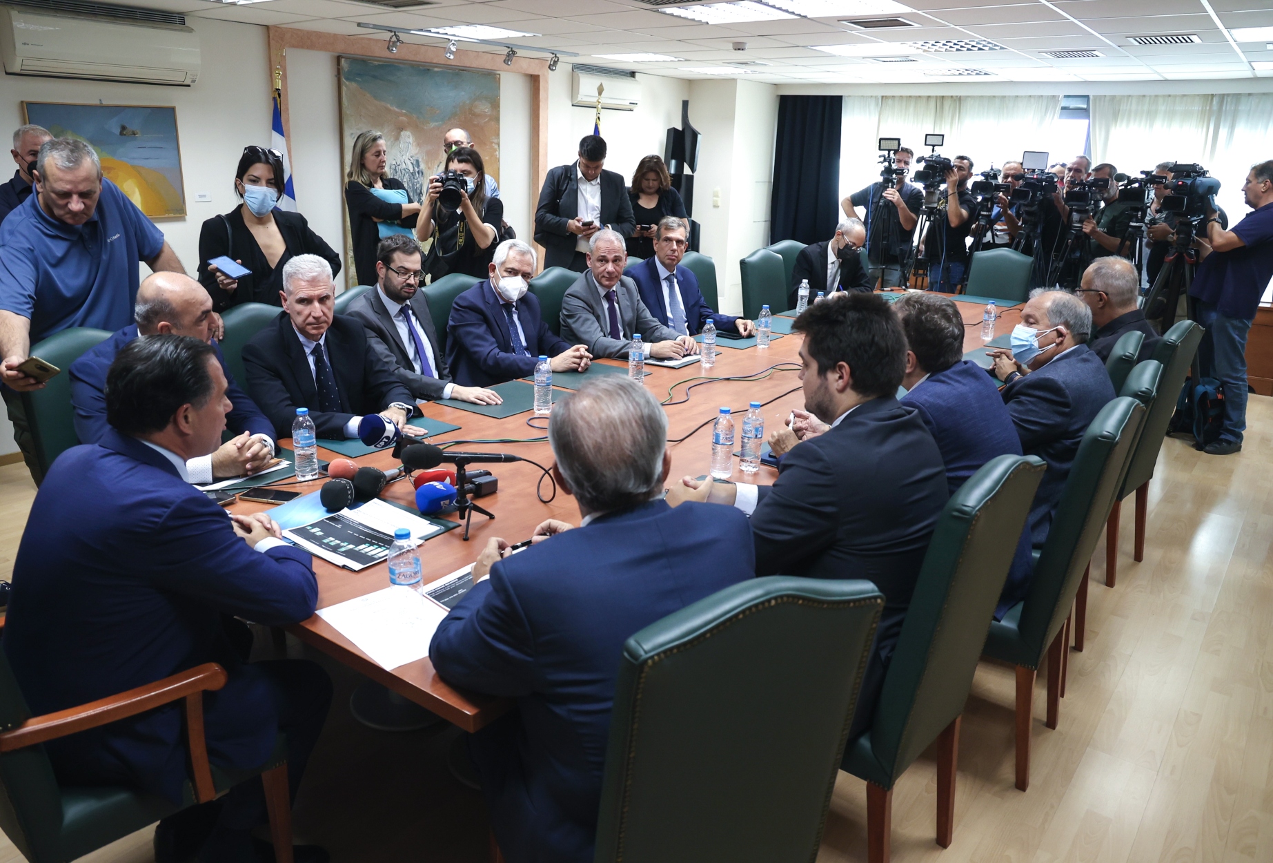 Γεωργιάδης: Δεν τίθεται θέμα μειωμένου ωραρίου στα καταστήματα