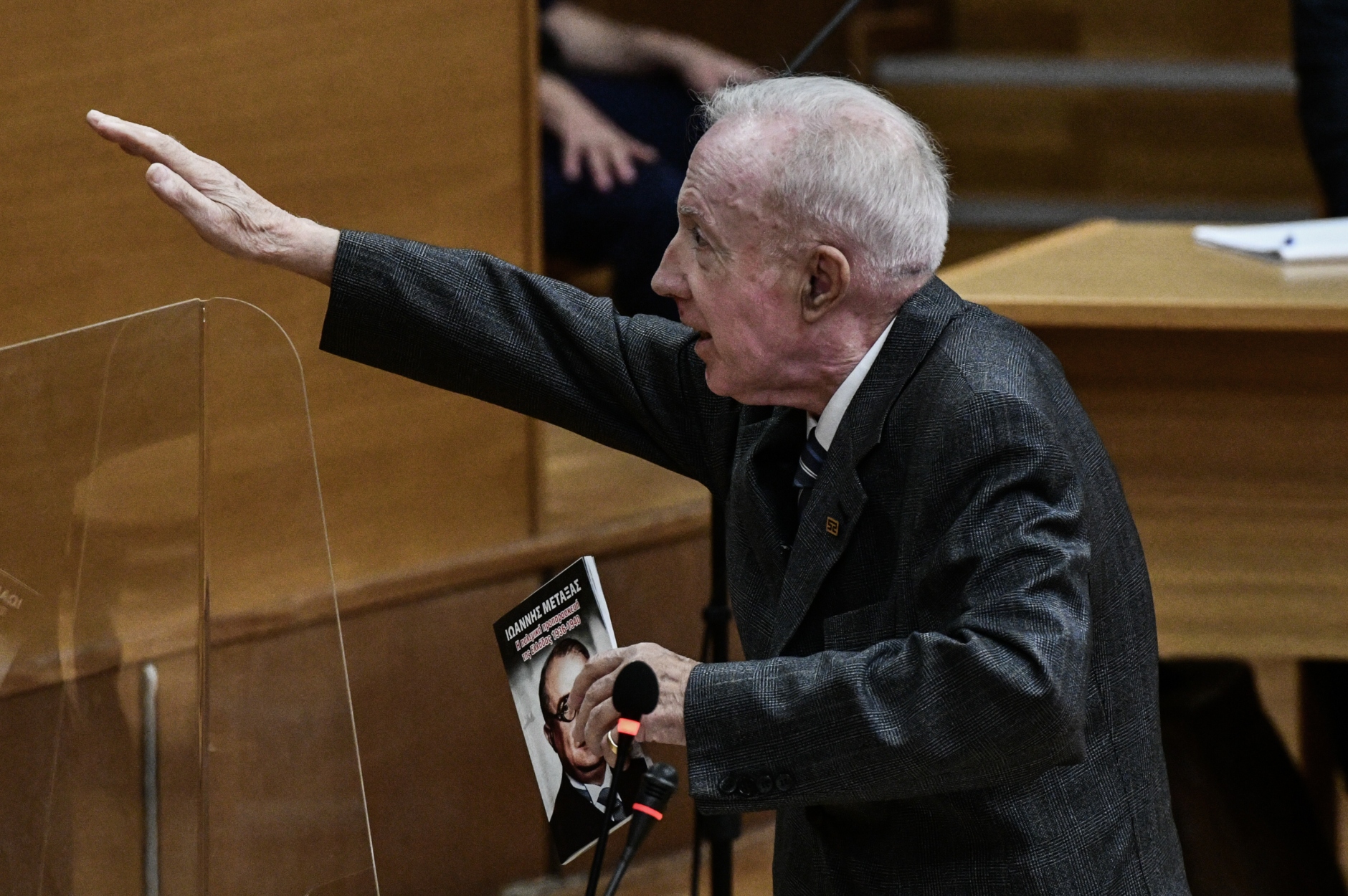 Δίκη Χρυσής Αυγής: Χαιρέτησε ξανά ναζιστικά ο Κωνσταντίνος Πλεύρης