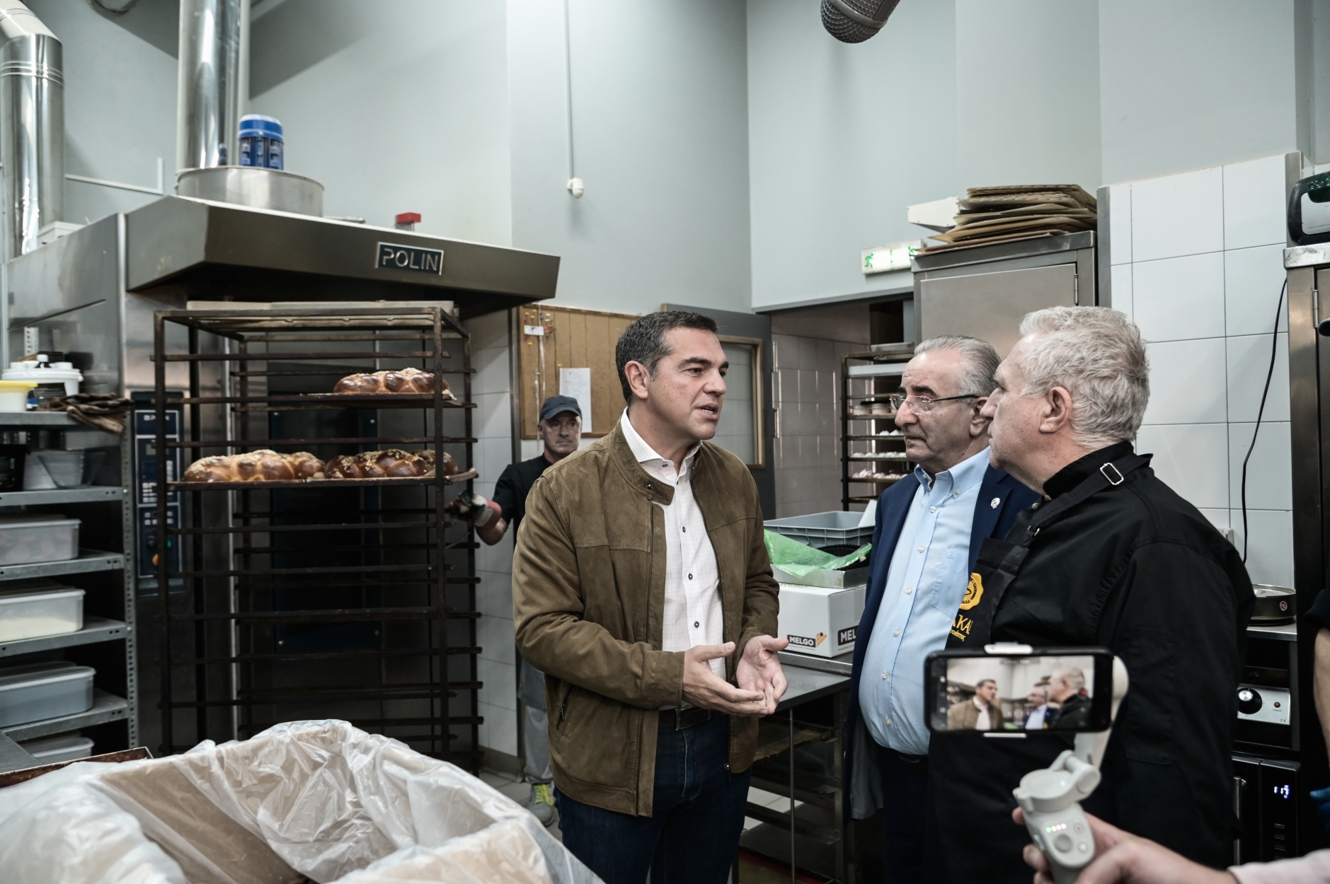 Τσίπρας: Αδιανόητο ότι δεν έχουν μειωθεί ΦΠΑ και ΕΦΚ