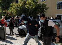 Κολωνός: Στη δημοσιότητα οι φωτογραφίες των δύο συλληφθέντων για τον βιασμό της 12χρονης