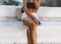 Αναστάτωσε το Κολωνάκι γνωστή τραγουδίστρια – Σέξι ντύσιμο για την ξανθιά.. καλλονή