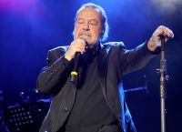 Γιάννης Πάριος: Νέα εμφανισή του – Αγνώριστος με γκρίζα μαλλιά Γιάννης Πάριος: Νέα εμφανισή του – Αγνώριστος με γκρίζα μαλλιά