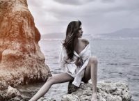 Άννα Παυλίδου: Παραμιλά ο ανδρικός πληθυσμός με την καστανή κουκλάρα