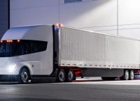 Tesla: Η ηλεκτρική νταλίκα βγήκε στο δρόμο μετά από δύο χρόνια καθυστέρηση