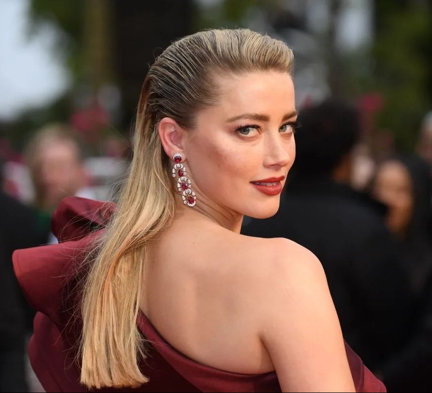 Amber Heard: Έγινε μια άλλη – Έβαλε κιλά και κυκλοφορεί με μπικίνι στην Ισπανία