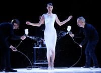 Η Bella Hadid εμφανίστηκε γυμνή στην εβδομάδα μόδας στο Παρίσι από τον σχεδιαστή Coperni Η Bella Hadid εμφανίστηκε γυμνή στην εβδομάδα μόδας στο Παρίσι από τον σχεδιαστή Coperni