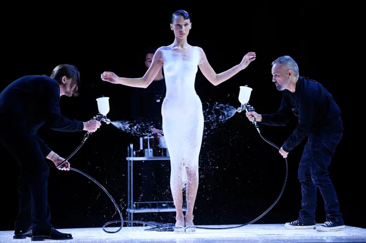 Η Bella Hadid εμφανίστηκε γυμνή στην εβδομάδα μόδας στο Παρίσι από τον σχεδιαστή Coperni