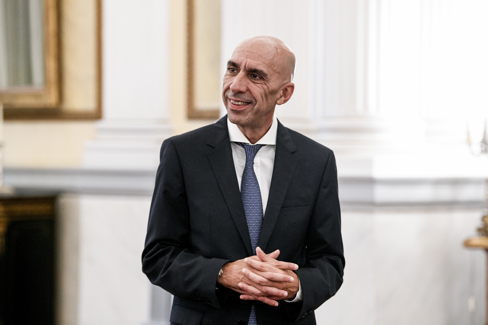 Με σταθερό τιμόνι