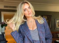 Κιάρα Φεράνι: Με ανοιχτό πουκάμισο, χωρίς σουτιέν… Μιλφάρα