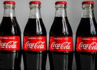 Νέες γεύσεις και κουτάκια για την Coca Cola