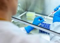 ΕΟΔΥ: Μείωση στα κρούσματα της γρίπης – Αύξηση κορωνοϊού και 6 κρούσματα της υποπαραλλαγής «Κράκεν» [vid]