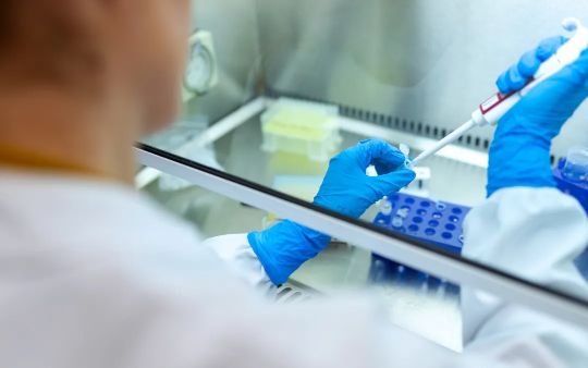ΕΟΔΥ: Μείωση στα κρούσματα της γρίπης – Αύξηση κορωνοϊού και 6 κρούσματα της υποπαραλλαγής «Κράκεν» [vid]