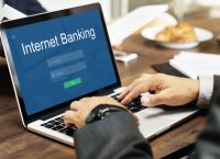 Web banking: H Κομισιόν υποχρεώνει τις τράπεζες να προσφέρουν τη δυνατότητα εμβασμάτων άμεσης εκτέλεσης
