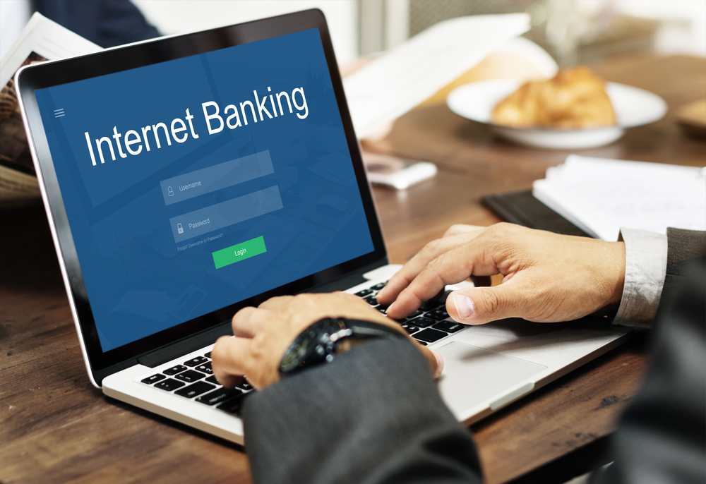 Web banking: H Κομισιόν υποχρεώνει τις τράπεζες να προσφέρουν τη δυνατότητα εμβασμάτων άμεσης εκτέλεσης