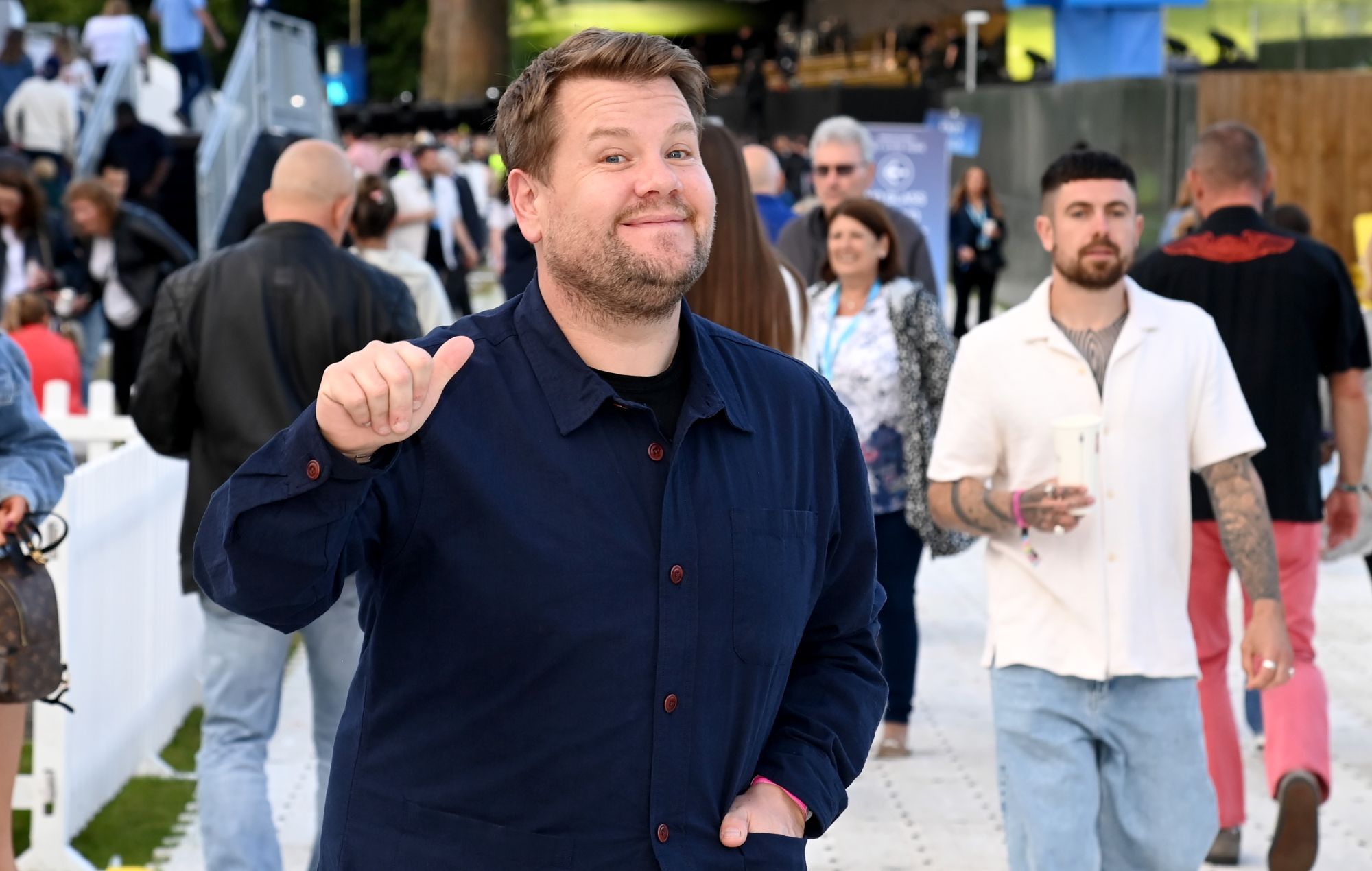 Ο James Corden αντιμετωπίζει νέες αντιδράσεις από τον ιδιοκτήτη του Balthazar: «Έλα να καθαρίσεις»