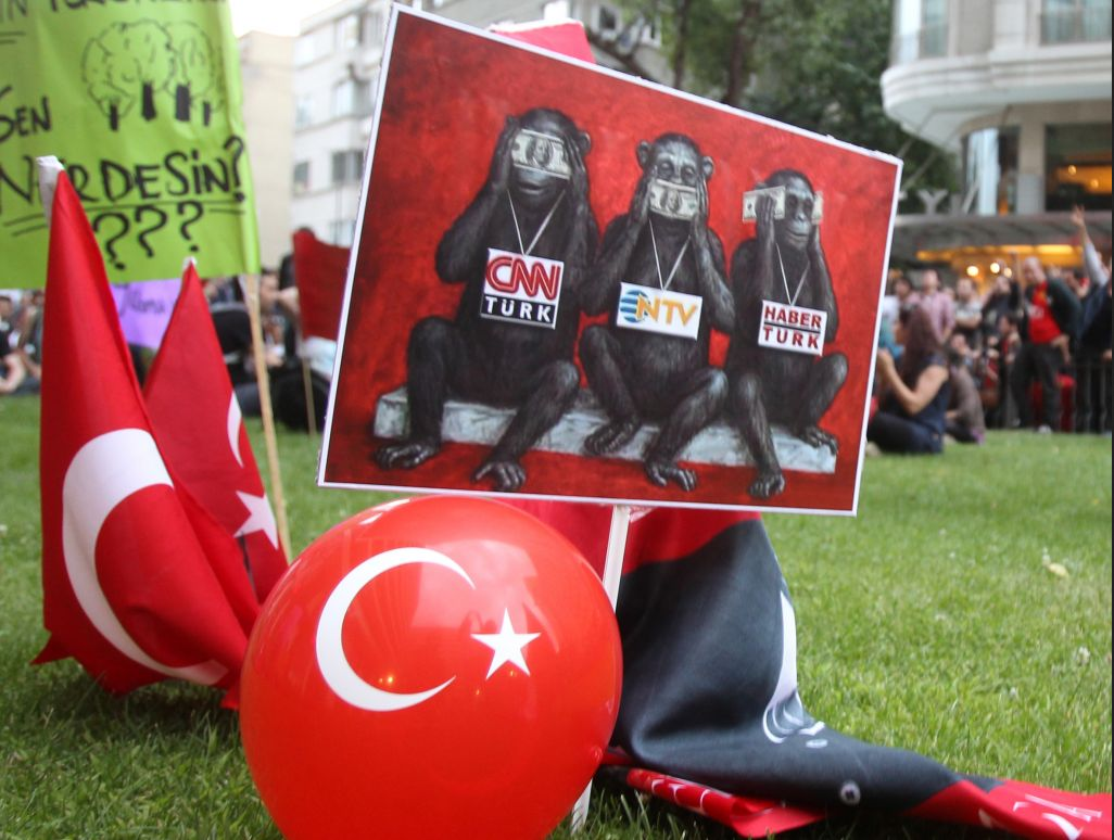 Le Monde: Τουρκία – Χαριστική βολή στην ελευθερία έκφρασης