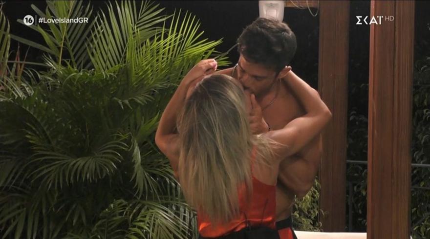 Love Island: Πέρασαν την βραδιά στη σουίτα ο Αλέξανδρος Κ. και η Χριστίνα – Νέο ζευγάρι στο παιχνίδι