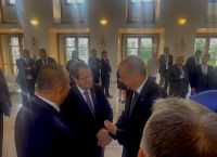 Σύνοδος Πράγας: Χειραψία Αναστασιάδη – Ερντογάν και διάλογος για το κυπριακό