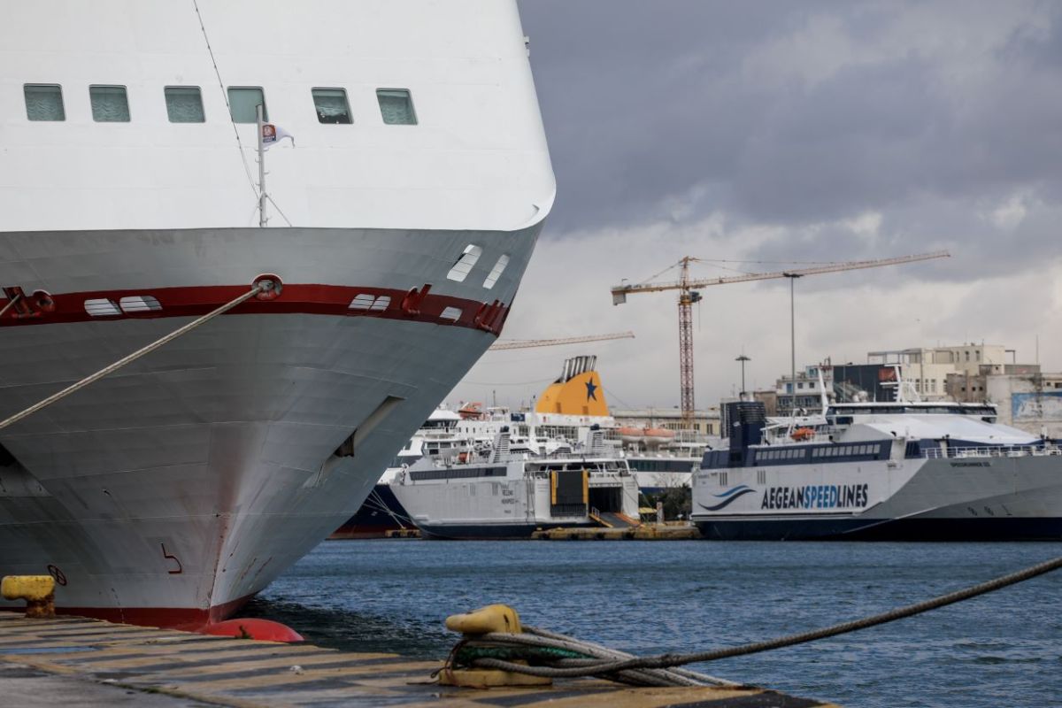 Παμπειραϊκή απεργία σήμερα – Δεν φεύγουν τα πλοία από Πειραιά