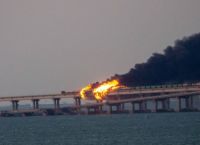 Ισχυρή έκρηξη στη γέφυρα που συνδέει την Κριμαία με τη Ρωσία – Φωτιά σε βυτιοφόρο βαγόνι
