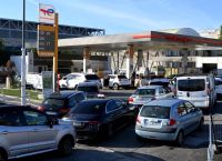 Γαλλία: Ουρές στα πρατήρια και ελλείψεις καυσίμων από την πολυήμερη απεργία σε διυλιστήρια Γαλλία: Ουρές στα πρατήρια και ελλείψεις καυσίμων από την πολυήμερη απεργία σε διυλιστήρια