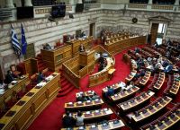 Βουλή: 14χρονος πήγε να μπει με μαχαίρι και συνελήφθη Βουλή: 14χρονος πήγε να μπει με μαχαίρι και συνελήφθη