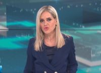 Μαχσά Αμινί: Η στιγμή που η Σύνθια Σάπικα κόβει τα μαλλιά της στο δελτίο της ΕΡΤ3 [vid]
