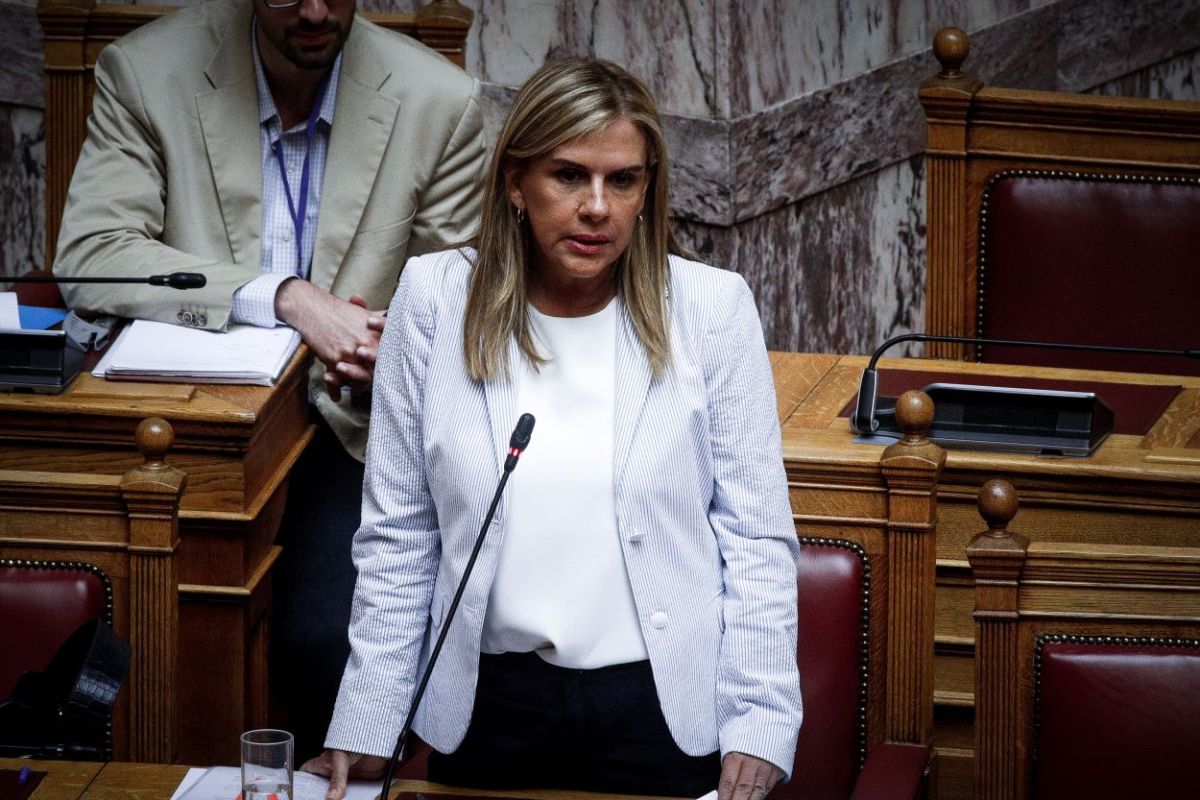 Ζωή Ράπτη: Επίθεση με τρικάκια στο πολιτικό γραφείο της υφυπουργού Υγείας