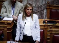 Ζωή Ράπτη: Επίθεση με τρικάκια στο πολιτικό γραφείο της υφυπουργού Υγείας