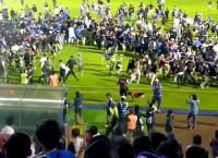 Ινδονησία: Πολύνεκρη τραγωδία σε ποδοσφαιρικό αγώνα – Ποδοπατήθηκαν μέχρι θανάτου πάνω από 120 άνθρωποι Ινδονησία: Πολύνεκρη τραγωδία σε ποδοσφαιρικό αγώνα – Ποδοπατήθηκαν μέχρι θανάτου πάνω από 120 άνθρωποι