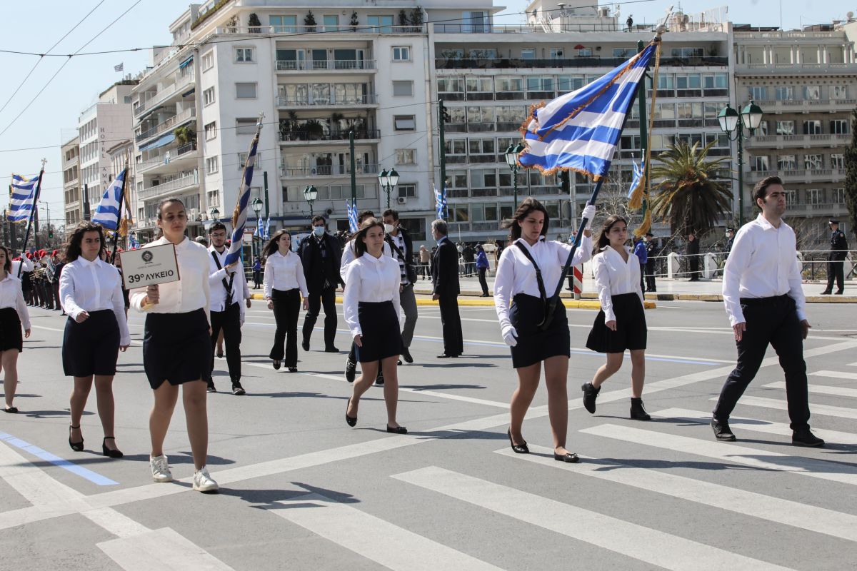 28η Οκτωβρίου – Μαθητικές παρελάσεις: Κυκλοφοριακές ρυθμίσεις σε Αθήνα και Πειραιά – Αλλαγές σε ΜΜΜ