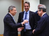 Ο Μητσοτάκης αποχαιρετά τον απερχόμενο Ιταλό πρωθυπουργό Ντράγκι