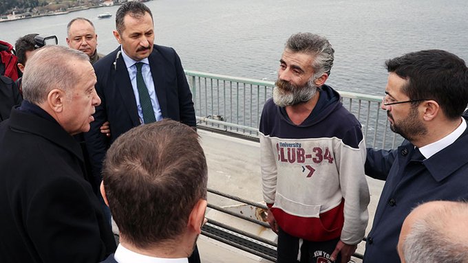 Νέο σόου Ερντογάν σε…επανάληψη – Απέτρεψε αυτοκτονία όπως το 2015
