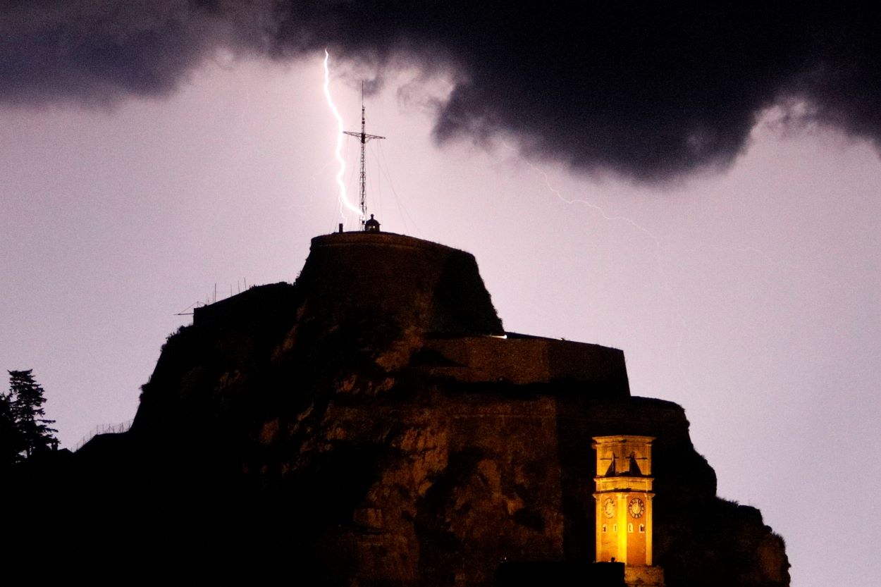 Καιρός σήμερα Τρίτη: Λίγες νεφώσεις που βαθμιαία θα αυξηθούν