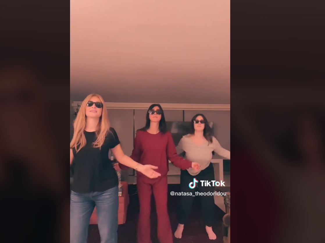Νατάσα Θεοδωρίδου: Δείτε την να χορεύει στο TikTok με τις κόρες της και μαύρα γυαλιά