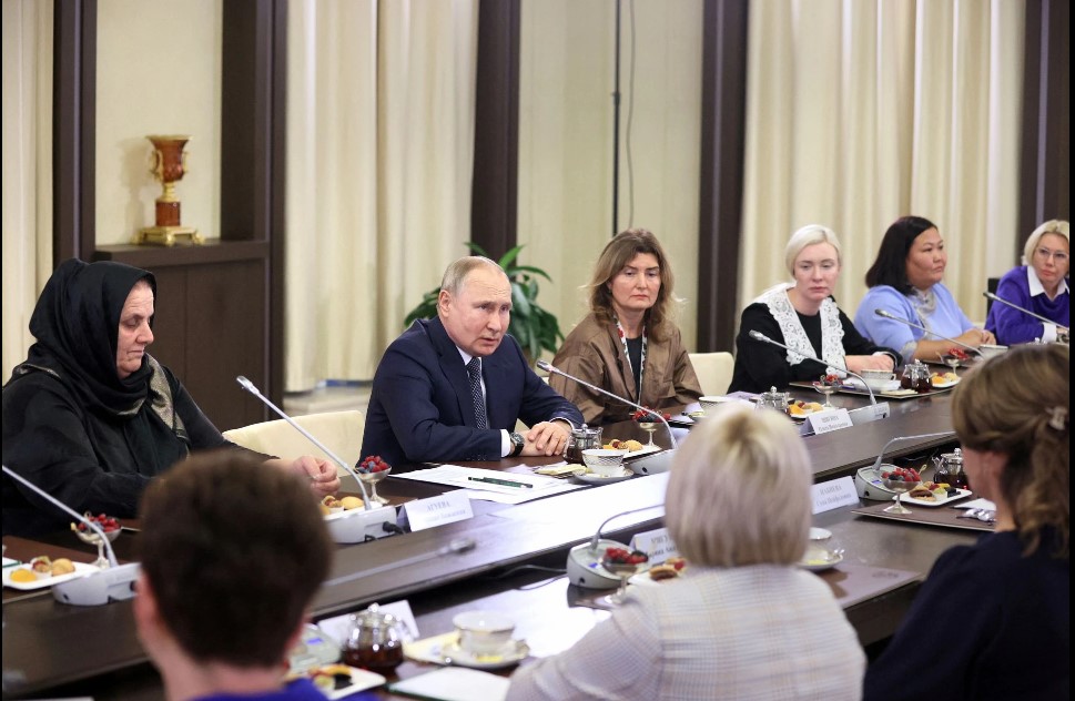 Πούτιν σε μητέρες Ρώσων στρατιωτών: «Μοιραζόμαστε τον πόνο σας»
