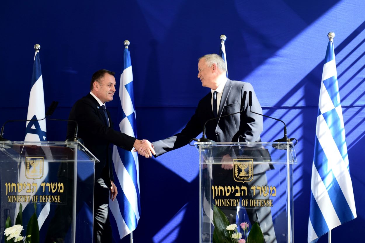 Στην Αθήνα ο υπουργός Άμυνας του Ισραήλ – Συνάντηση με Παναγιωτόπουλο