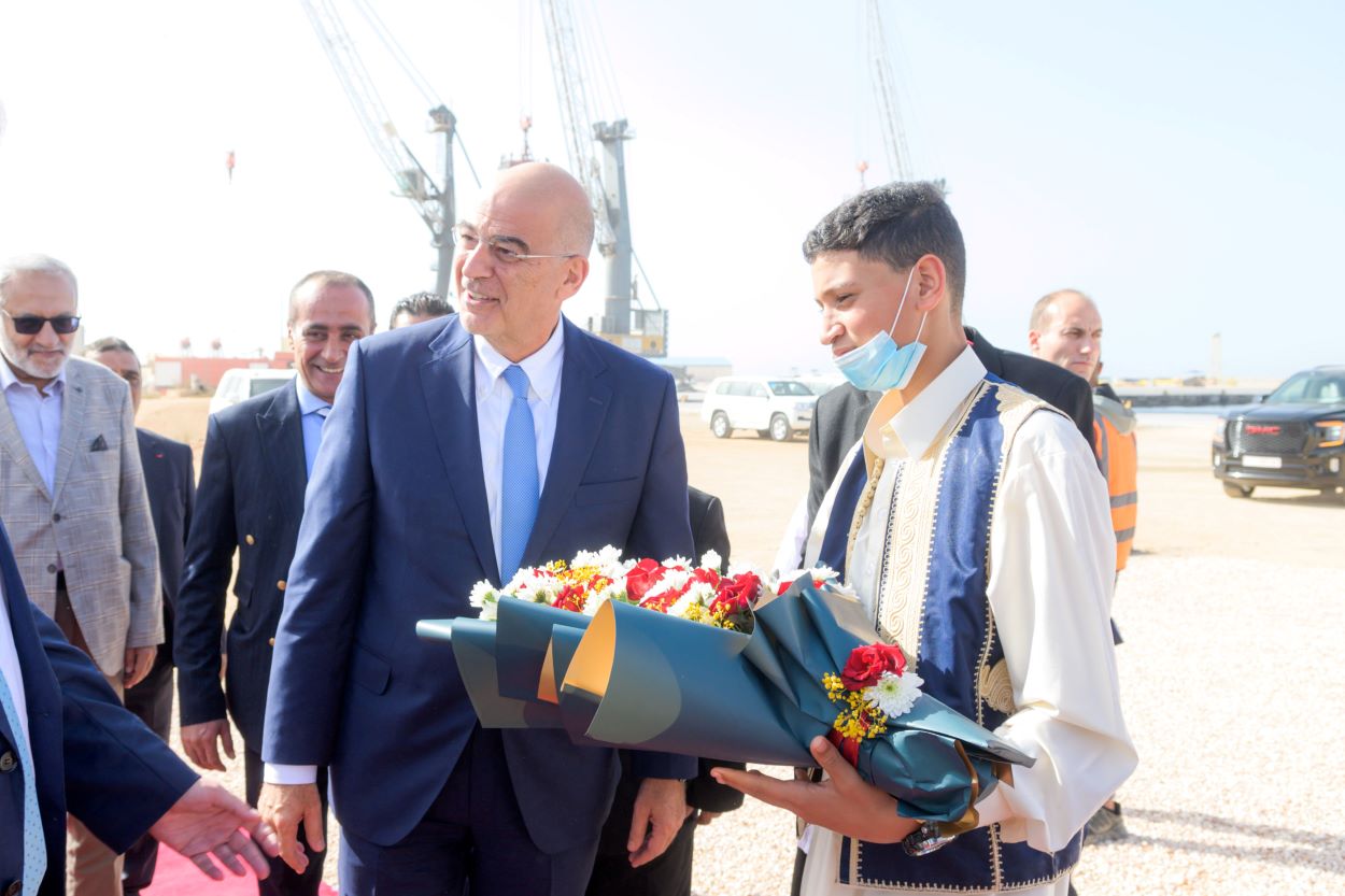 Politico: Γεια σας και αντίο: Όταν ο Νίκος Δένδιας έβαλε σε εφαρμογή το plan B