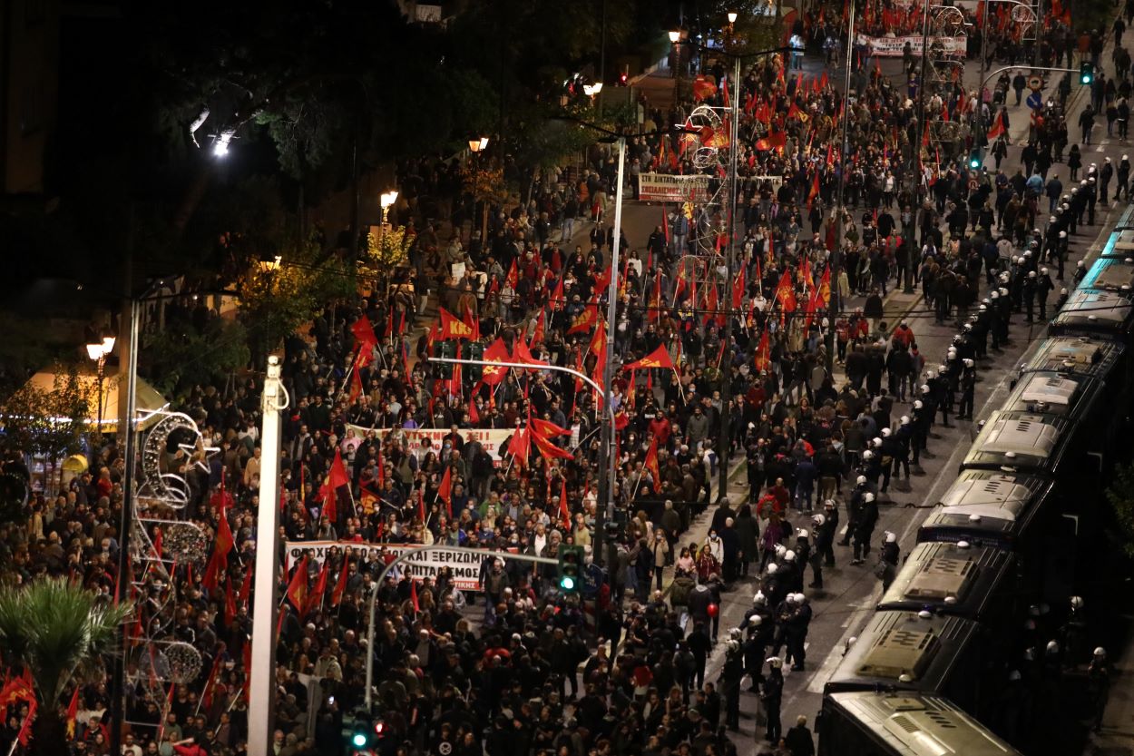Επέτειος Πολυτεχνείου: Ολοκληρώθηκε η πορεία στην Αθήνα – Μολότοφ σε Θεσσαλονίκη και Πάτρα