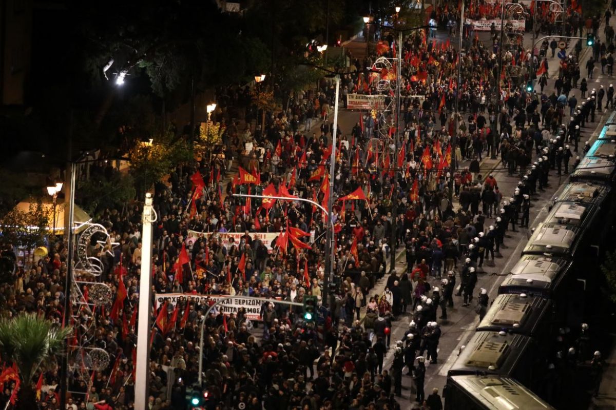 Επέτειος Πολυτεχνείου: Ολοκληρώθηκε η πορεία στην Αθήνα – Μολότοφ σε Θεσσαλονίκη και Πάτρα