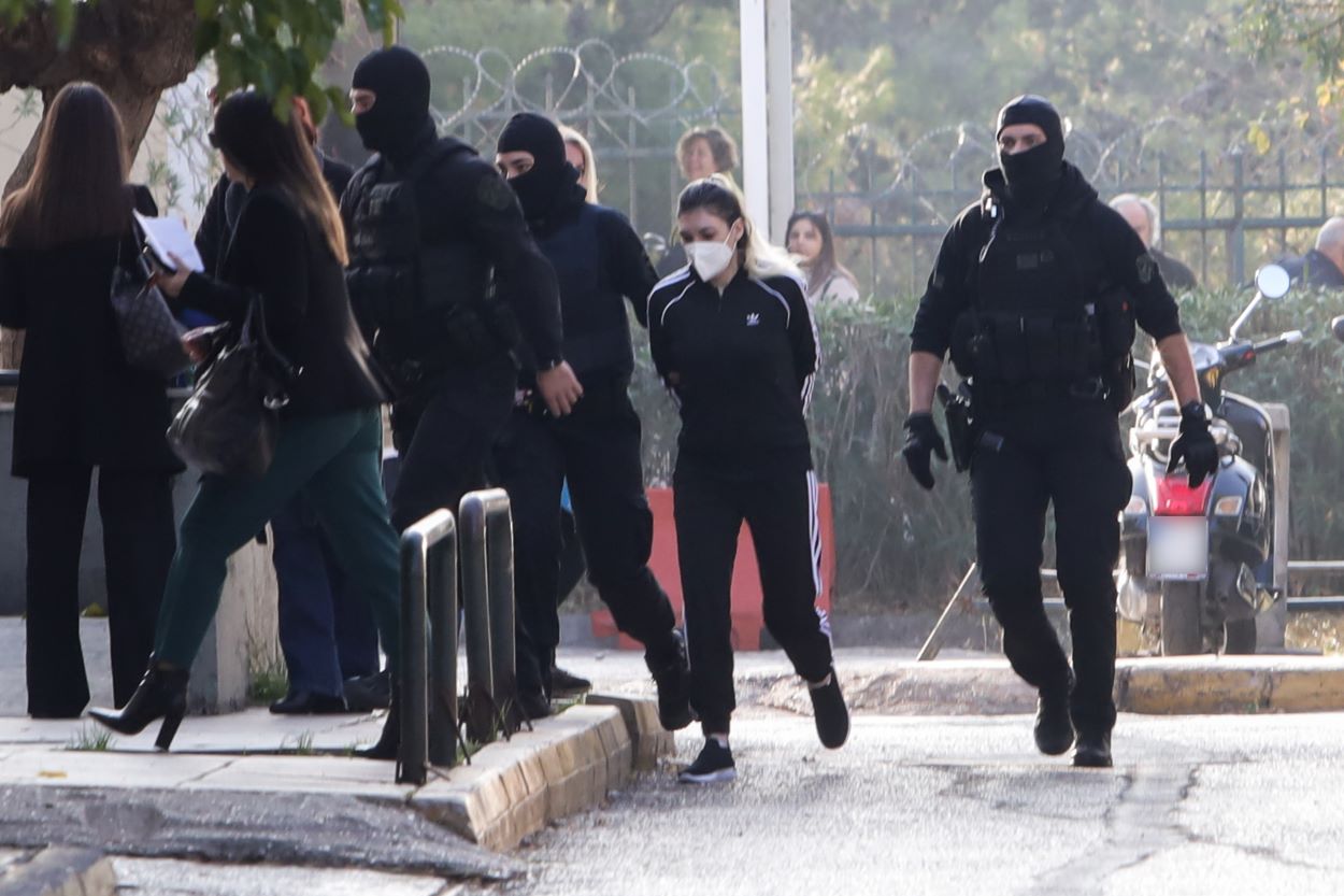 Στην Ευελπίδων η Πισπιρίγκου: Απολογείται για τους θανάτους της Ίριδας και της Μαλένας